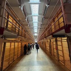 Der "Broadway" mit 3 Stockwerken Zellen