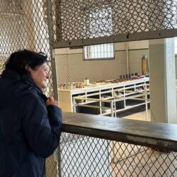 Bei der Bekleidungsausgabe