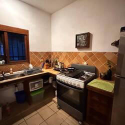 Küche, gut ausgerüstet- aber ich mache höchstens mal Kaffee oder esse Früchte - mal Chips+Bier 😎