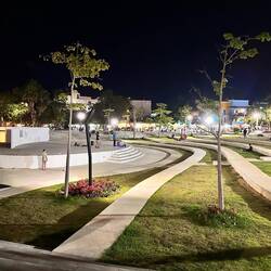 Platz vor dem Stadtgebäude - besser die kleine Arena, leicht vertieft