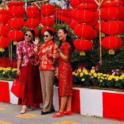 Typische rote Tracht, um das morgen stattfindende chinesische Neue Jahr der Schlange zu feiern
