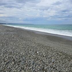 Ein schöner Kontrast: Der graue Sand und die türkisfarbene See