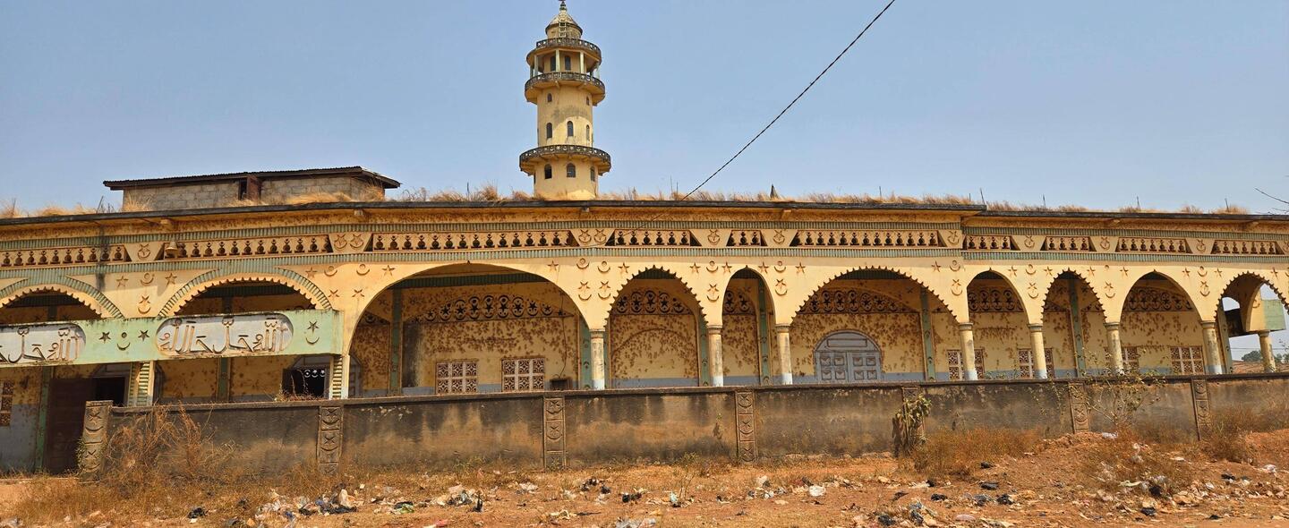 Eine fast verfallene Moschee. Wo doch sonst trotz Armut die Moscheen sehr gepflegt werden
