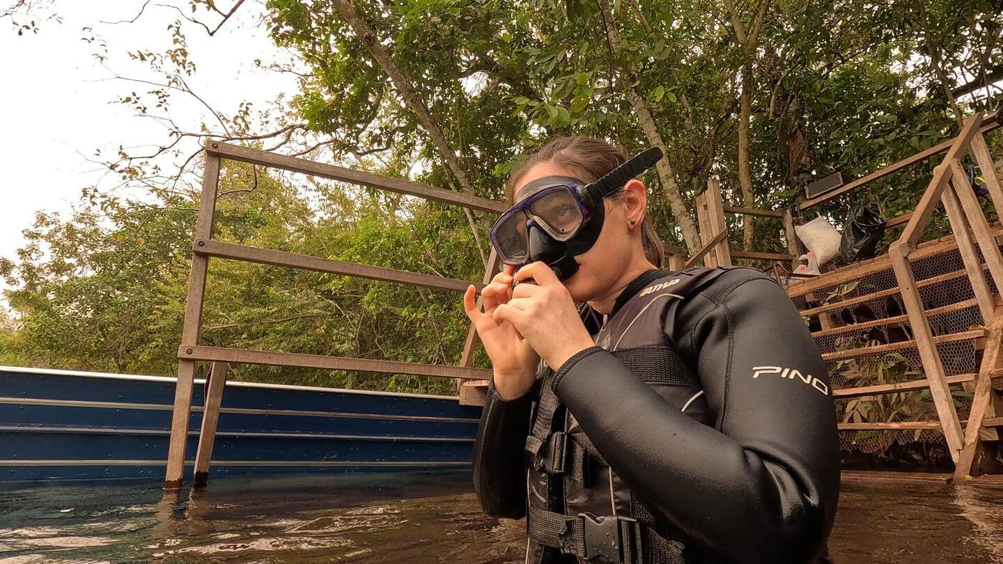 Tanja testet hochkonzentriert ihre Ausrüstung