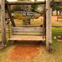 Auf dem Gelände stehen verschiedene charmant aussehende Dekoelemente