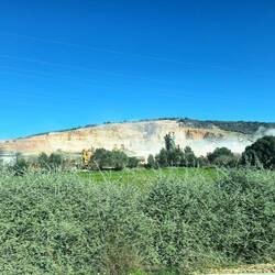 Gipsabbau, überall weißer Staub