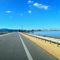 Über den Damm auf die Insel