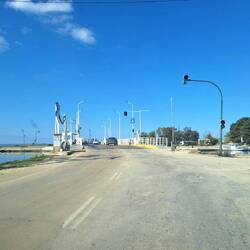 Kleine Brücke über das Wasser