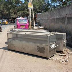 Sorte de cercueils pouvant être réfrigérés devant un hôpital