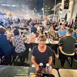 Kultessen in Singapur - Sateespieße in einem Footcourt - die Straße wird nachts gesperrt.