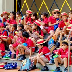 Tag des Schulausflugs - eine erschöpfte Kinderschar in Chinatown