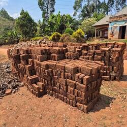 Lehmziegel-Brennerei direkt vor Ort 🧱