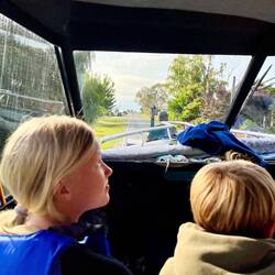 Pga. lavvande bliver båden trukket ud til stranden bag en traktor 👌🏼