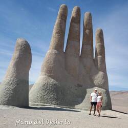 Mitten in der Wüste schuf ein Künstler 1992 die Hand als Mahnung, die Umweltsünden zu beenden.