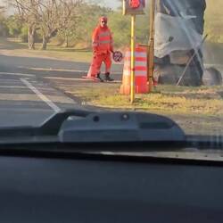 Die Ampel zeigt abwechselnd Rot, Gelb, Grün, Orange und Blau an... Arme Fahrschüler🤭
