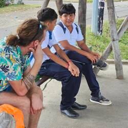 3h Warten am Bus mit Schulkindern aus Rivas