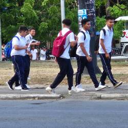 Die Kinder gehen hier nur 4h in zwei Schichten zur Schule: 8 Uhr bis 12 Uhr oder 13 Uhr bis 17 Uhr