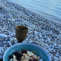 Feta mit organischem Oliven in Olivenöl, bissl Knobi und Dings und Portwein aus Porto