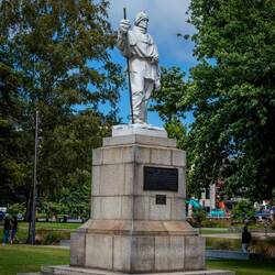 Robert Scott som omkom på Sydpolen 1912. Hans hustru gjorde skulpturen.