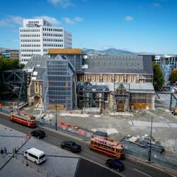 Katedralen som återuppbyggs och ett par gamla spårvagnar.