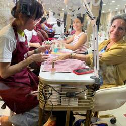 ein "Katoey" macht mir die Nägel schön...