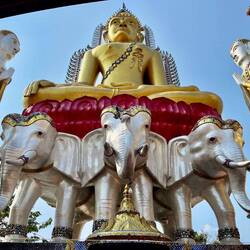 thai buddhism, chinese buddhism und hinduismus wild gemixt in diesem tempel in thonburi