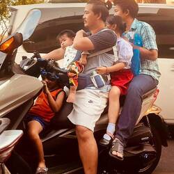 toll, dass auch männer die kinder von der schule abholen... oder so