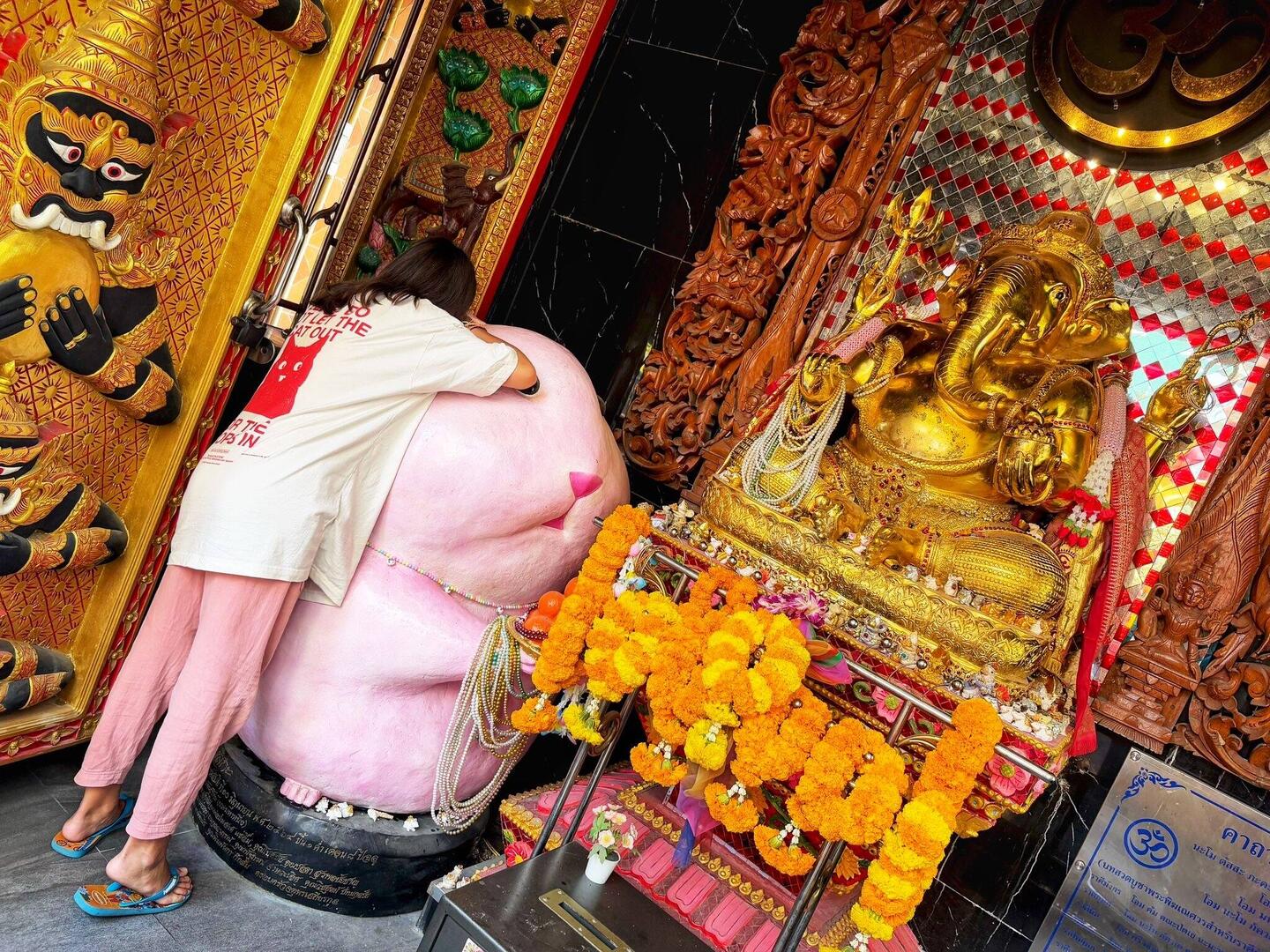 flüstre dem hamster deinen wunsch ins ohr... er sagt ihn dann ganesha weiter