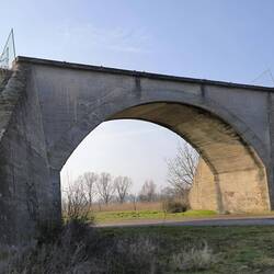 Bahnbrücke, wird noch weggerissen