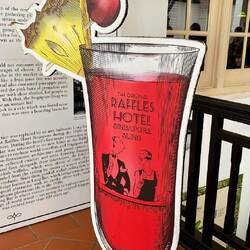 Den haben wir uns nicht gegönnt - 35€ je Glas und 45 Minuten Wartezeit haben den Genuss getrübt.