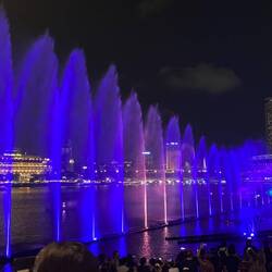 Lichtspiele finden jeden Abend auf dem Wasser statt