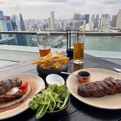 Lamm und Steak, heute mal kein Foodcourt. Dazu Bier aus der Hausbrauerei