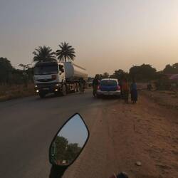 Hier sind viele Obststände und sobald Autos langsam fahren, werden sie von Verkäuferinnen umringt