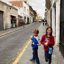 Notre rue remplie de magasin de guitares 🎸