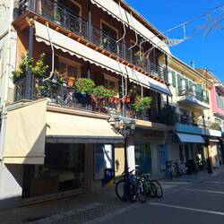 Blumengeschmückter Balkon