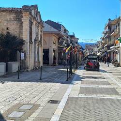 Die Fußgängerzone wird mit bunten Bändern geschmückt