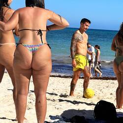 ich frag mich immer wieso die dann über den Pobacken noch das Stoffdreieck haben ?!?