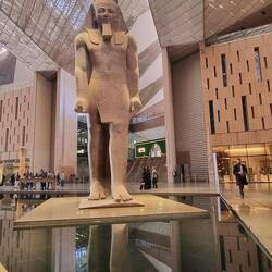 Ramsès II trône au centre de l’atrium.