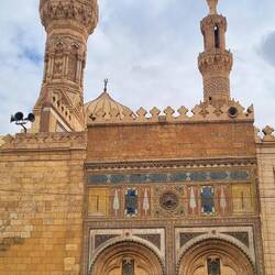La mosquée Al-Azhar. C'est la première mosquée à s'établir dans la ville du Caire.