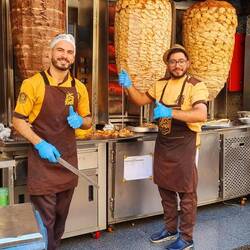 Le Shawarma est le kebab traditionnel des cuisines arabes. Viande épicée grillée sur une broche .