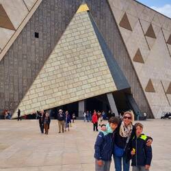 Le nouveau Grand Musée Égyptien. Il aura fallu 2 décennies pour sa construction.