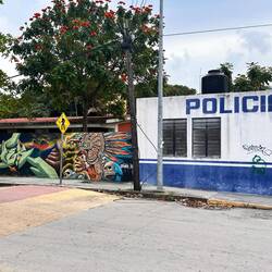 im Quartier eine Polizeistation und Mauerbild