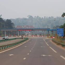 ...dann geht es auf den brandneuen Highway...