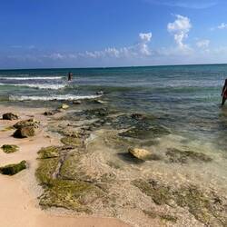 steinbesetzter Strand
