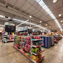 Walmart - echt gut geordnet und Platz zwischen den Gestellen