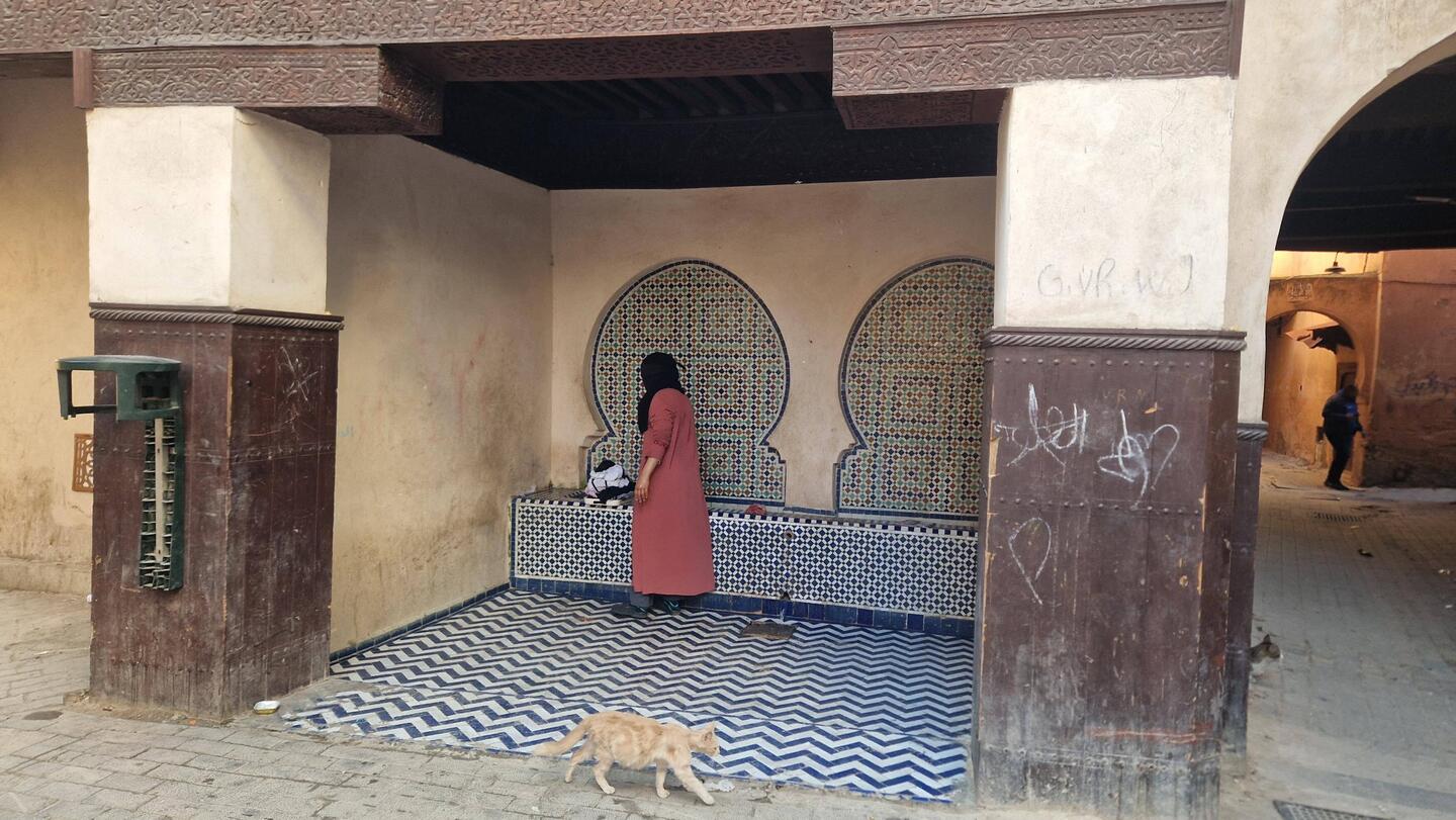Waschtag in den Souks an der öffentlichen Wasserstelle