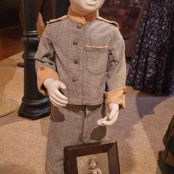 Auf dem Foto trägt ein Kind die erhaltene Uniform