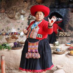 die färben Wolle, weben und stricken....