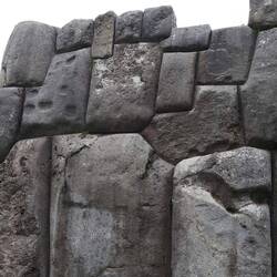 Präzision mit zum Teil 60 Tonnen schweren Brocken