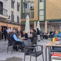 Mittagessen in einer kleinen Bar nicht weit vom Platz